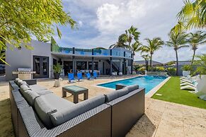 Unique Modern 4BR w Large Private Pool Mini Golf