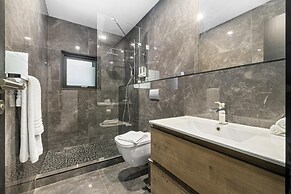Unique Modern 4BR w Large Private Pool Mini Golf