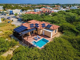 3BR Villa Central Location Private Pool Patio