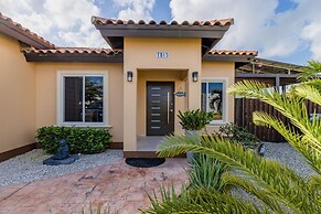 3BR Villa Central Location Private Pool Patio