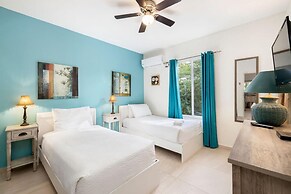 3BR Villa Central Location Private Pool Patio