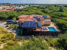 3BR Villa Central Location Private Pool Patio