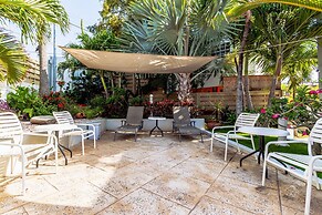 Amazing 2BR 1BA w Pool Close to the Beach BBQ