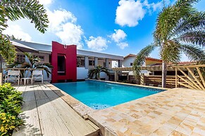 Relaxing Central Bright Shared Pool Garden