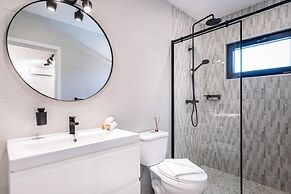 Brand NEW 3br2ba Villa With Pool in Great Location
