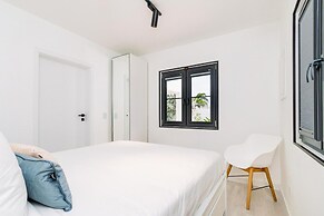 Brand NEW 3br2ba Villa With Pool in Great Location