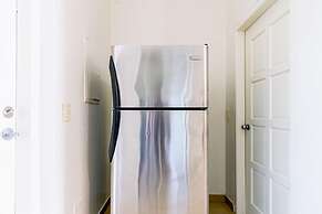 2BR Townhouse 3min Walk 2 Eaglebeach w Pool BBQ