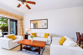 2BR Townhouse 3min Walk 2 Eaglebeach w Pool BBQ