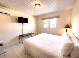 Spacious 6BR Villa w Pool Close2beach Sleeps 16