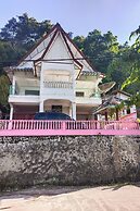 Hotel O Penginapan & Villa Sirait