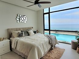 Seafront Luxury Condo Pool Jacuzzi