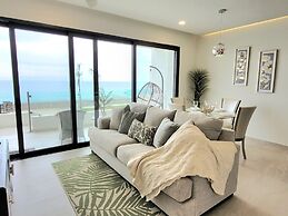 Seafront Luxury Condo Pool Jacuzzi