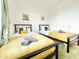 Apartment Sleeps 4 With Free Parking