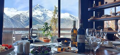 Alpine Lounge Hotel & Restaurant