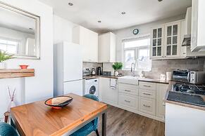 Chic and Cheerful Flat in Willesden Green