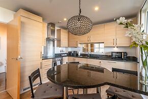 Modern Comfort: Stratford 3BR Duplex