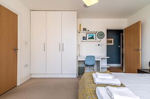 Bright & Spacious Battersea Flat