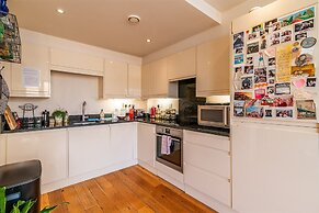 Bright & Spacious Battersea Flat