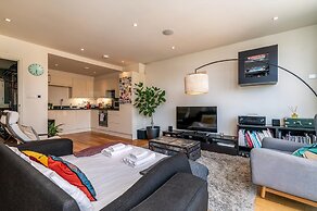 Bright & Spacious Battersea Flat