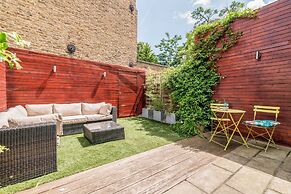 Ealing's Cozy Garden Retreat