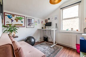 Ealing's Cozy Garden Retreat