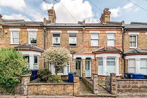 Ealing's Cozy Garden Retreat
