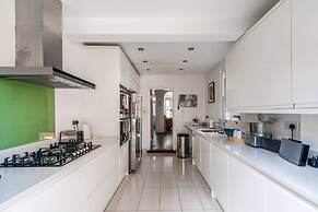 Ealing's Cozy Garden Retreat