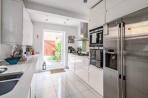 Ealing's Cozy Garden Retreat
