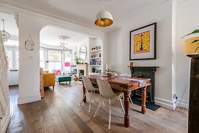 Ealing's Cozy Garden Retreat