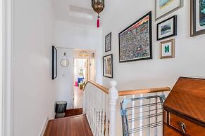 Ealing's Cozy Garden Retreat