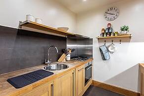Fulham Serenity: Your Charming 2-bed Retreat