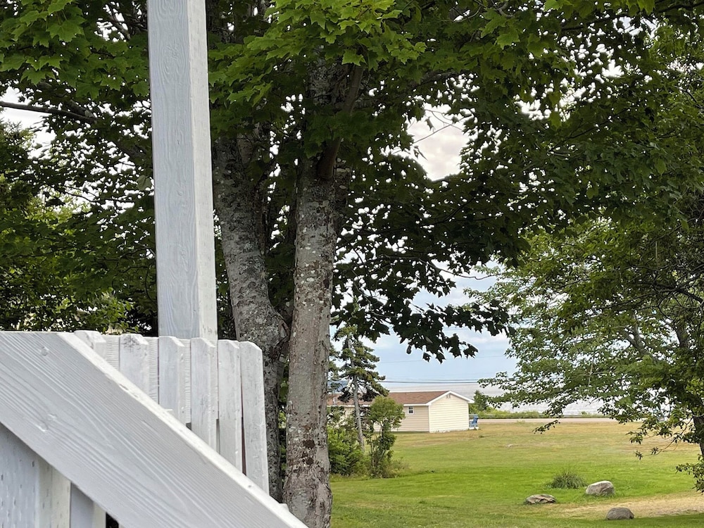 Sea Breeze Cottages And Motel
