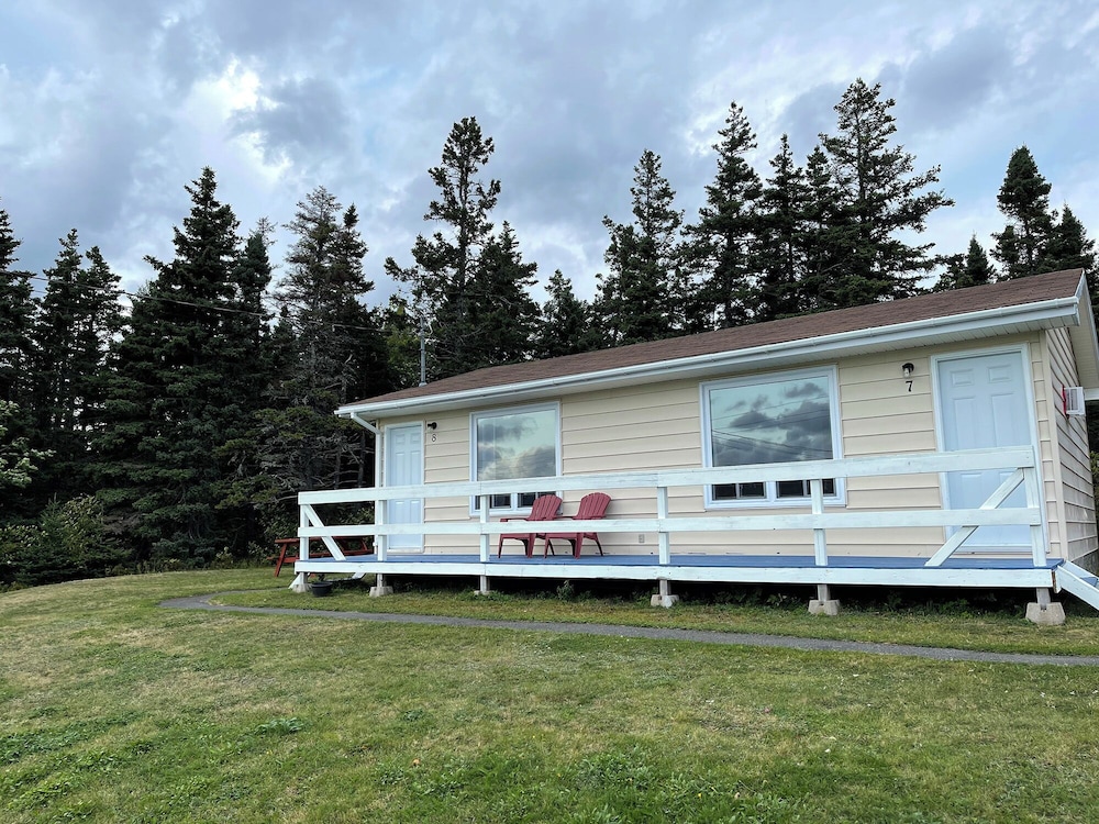 Sea Breeze Cottages And Motel