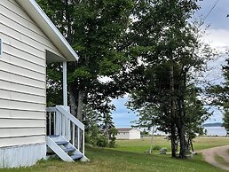 Sea Breeze Cottages And Motel