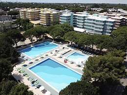 Bright Flat With Outdoor Pools