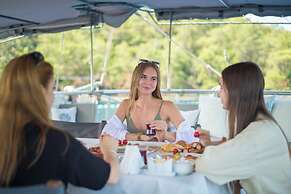 Tarsu Yacht Hotel
