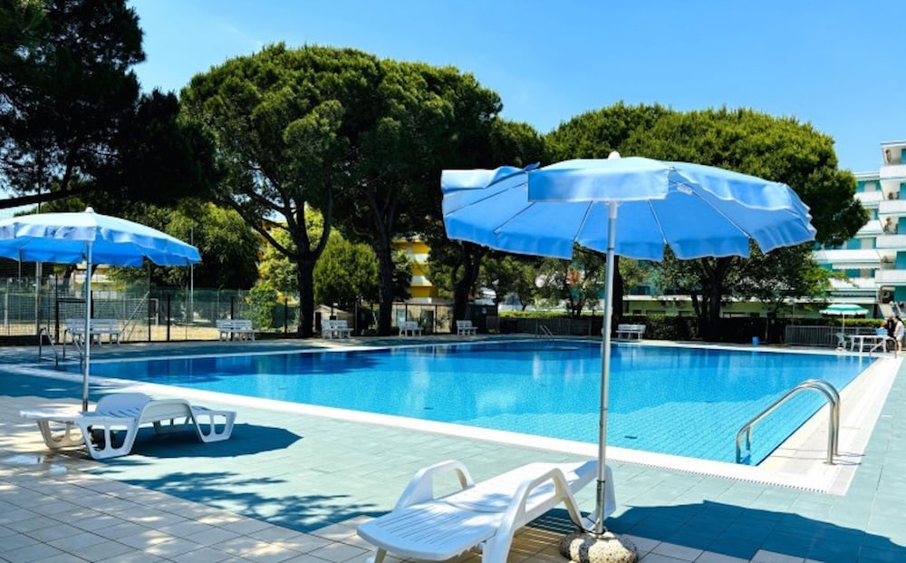 Lovely Studio for Poolside Lovers