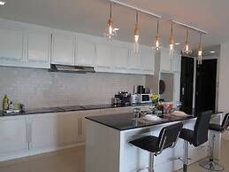 6-18 - 3 Bdr Spacious Penthouse With Shared Pool
