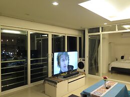 6-18 - 3 Bdr Spacious Penthouse With Shared Pool