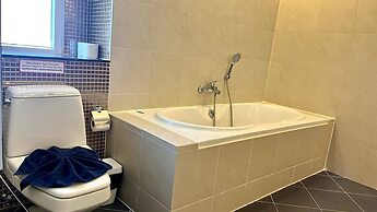 6-18 - 3 Bdr Spacious Penthouse With Shared Pool