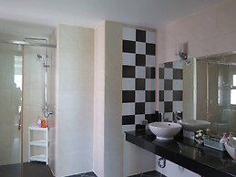 6-18 - 3 Bdr Spacious Penthouse With Shared Pool