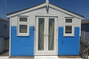 1 Bed Chalet - Sleeps 4 - Pets, Parking, Wifi