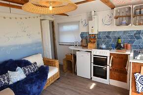 1 Bed Chalet - Sleeps 4 - Pets, Parking, Wifi