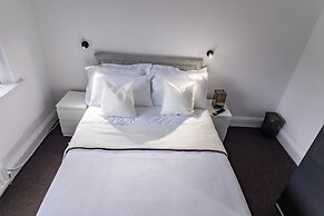 House - Sleeps 6 - Parking - Garden
