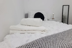 House - Sleeps 6 - Parking - Garden