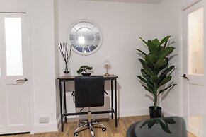House - Sleeps 6 - Parking - Garden