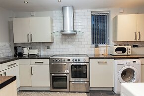 House - Sleeps 6 - Parking - Garden