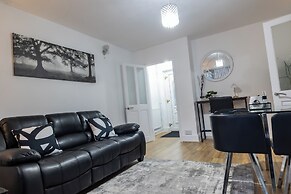 House - Sleeps 6 - Parking - Garden