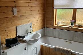 Lodge With River View - Sleeps 6 - pet Friendly
