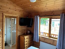 Lodge With River View - Sleeps 6 - pet Friendly